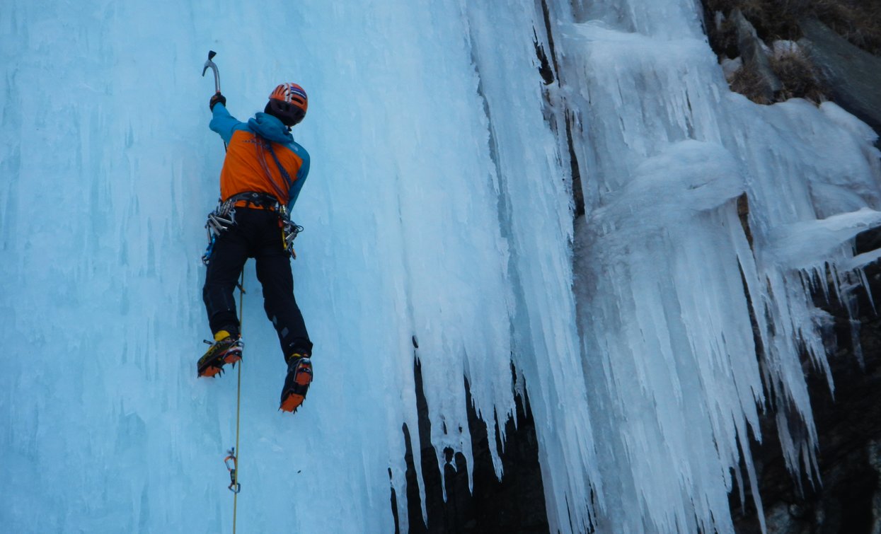 Ice climbing sulle Cascate Valorz in Val di Sole | © Archivio Scuola di Alpinismo e Scialpinismo Val di Sole